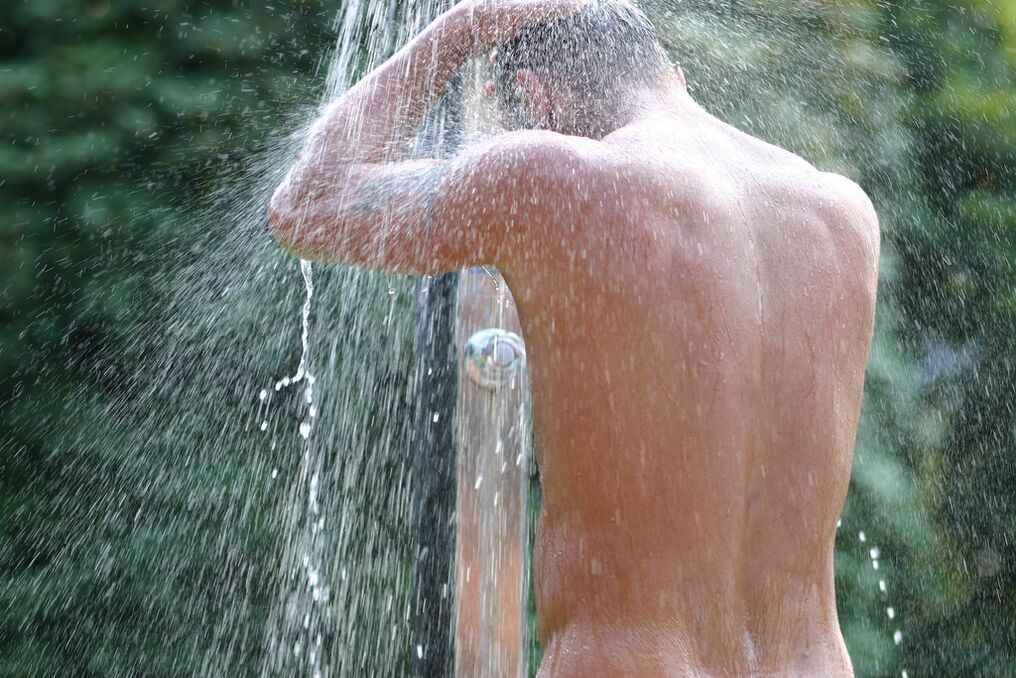 Po kúpeli so sódou sa muž potrebuje osprchovať. 